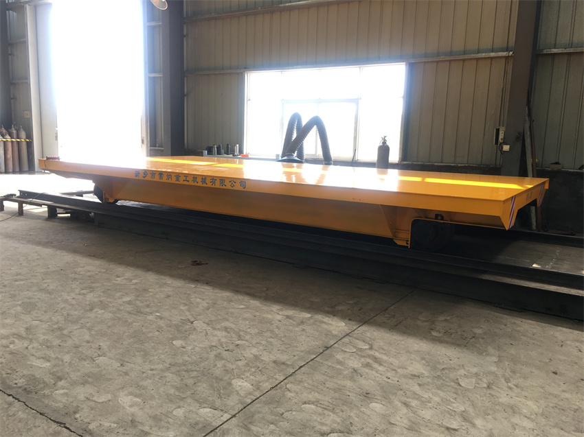 蓄电池供电轨道平车行业动态：技术升级推动厂区转运高效化